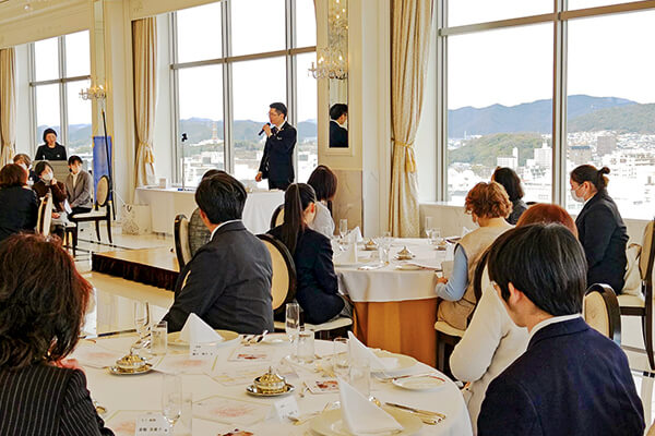 養護施設の生徒へ卒業祝賀会を開催