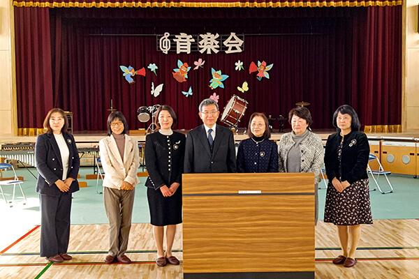 姫路市立あかつき中学校（夜間中学校）へ司会台を寄贈
