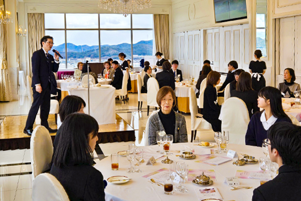 養護施設の生徒へ卒業祝賀会を開催